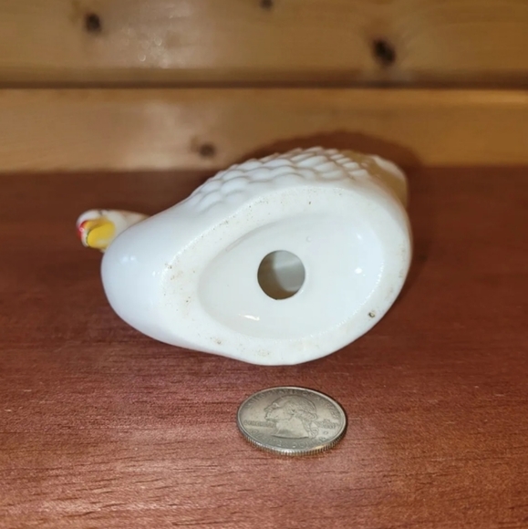 Vintage Salt or Pepper Shaker Floating White Swan with Red Basal Knob Porcelain - Picture 10 of 12